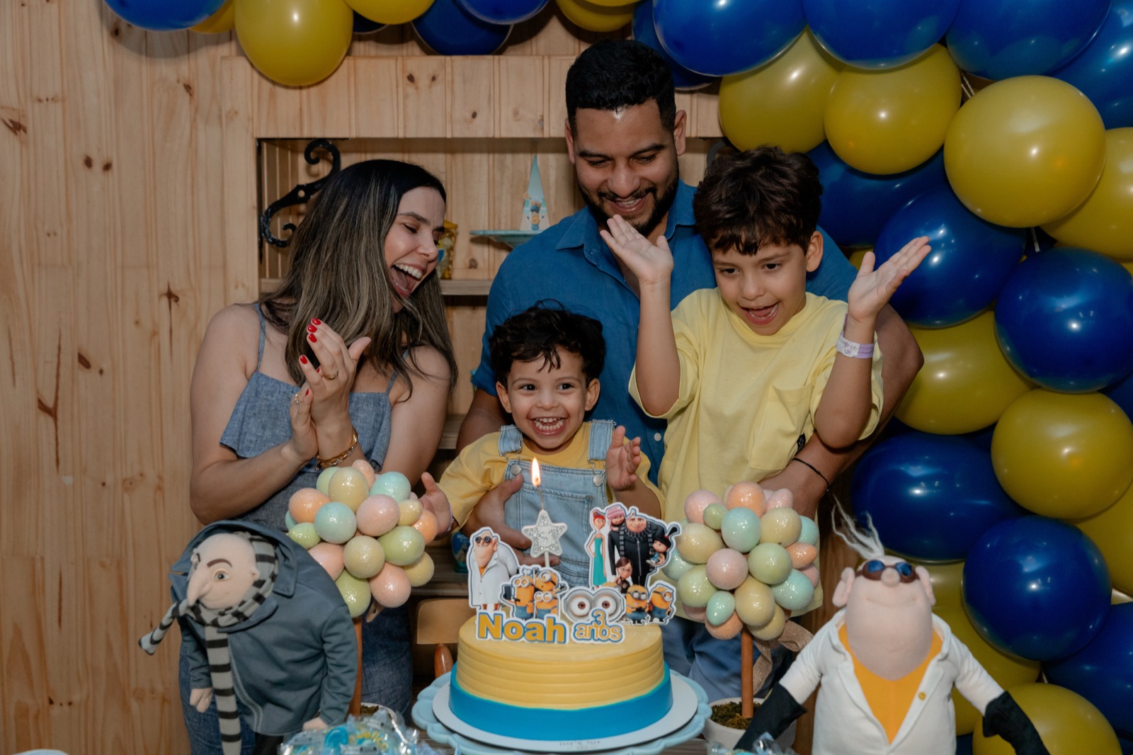Família comemorando